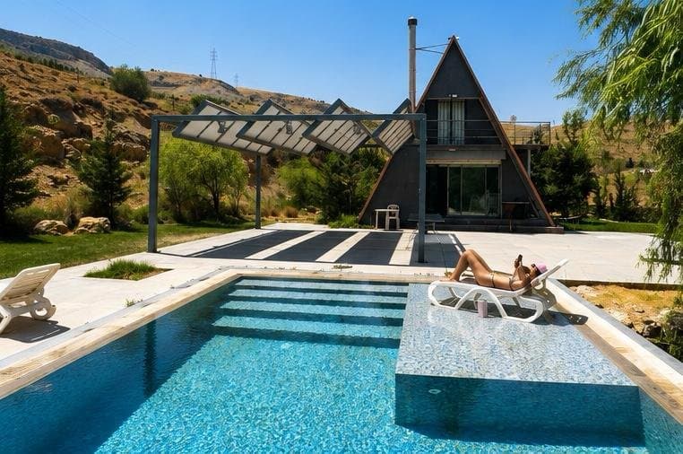 Cabană tip A-frame cu piscină