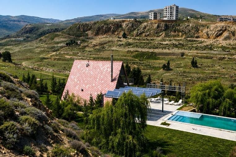 Cabană tip A-frame cu piscină