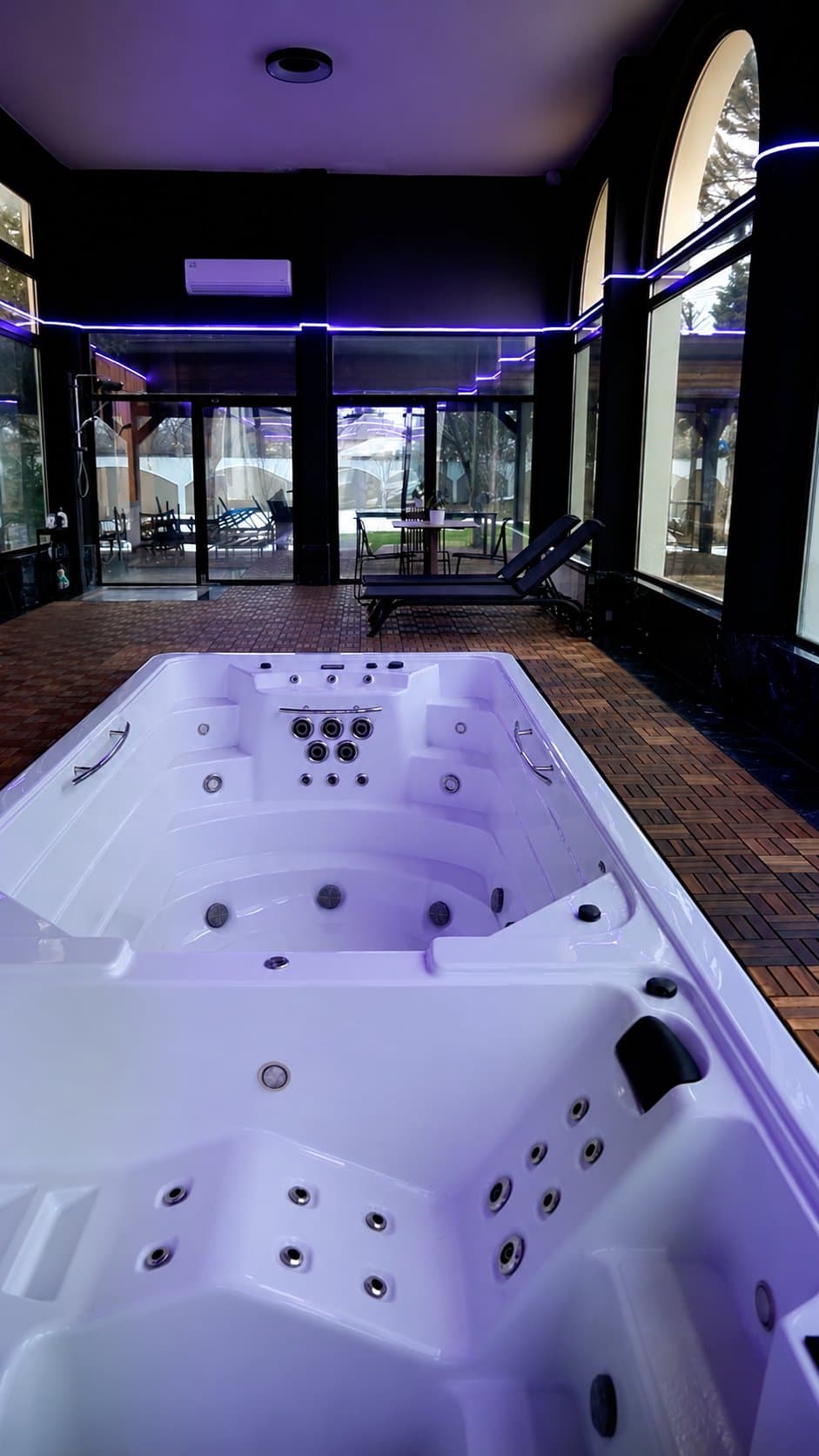Spa interior cu jacuzzi panoramic